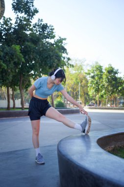 Spor kadını antrenman sırasında ısınıyor..