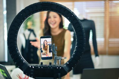 Cep telefonu kayıt videosunu kapatın ya da moda elbisesi satmak için canlı yayın yapın.