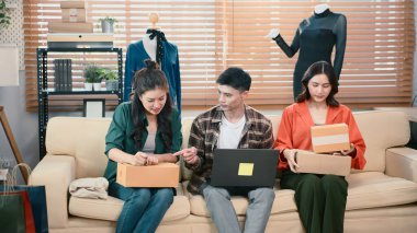 KOBİ ekibi ev ofisindeki müşteri siparişlerini tartışıyor ve takip ediyor, paket ve lojistik iş akışını birlikte gözden geçiriyor.