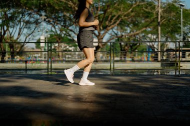 Parkta koşan yakın plan kadın..