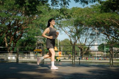 Parkta koşan kadın.