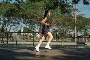 Parkta koşan kadın.