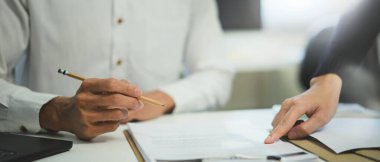 Değerlendirme ekibi, kağıt işleriyle beyin fırtınası sırasında bu fikri özetliyor ve takas sözleşmesini tartışıyor..