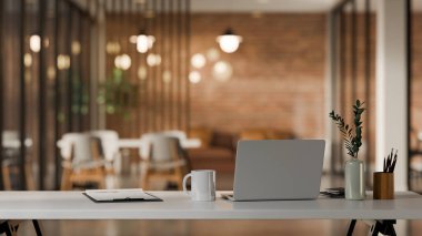 Beyaz masada 3D Önizleme dizüstü bilgisayarı. Yakınlarda kağıt, kalem tutacağı var. Modern ofis işyerinde.