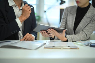 İş yerindeki tablet ve iş adamlarıyla ekip çalışması, yakın çekim.