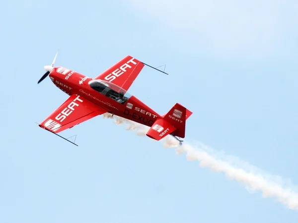 Luchtvaartuig tijdens de vlucht van de acrobatische in de blauwe luchten — Stockfoto