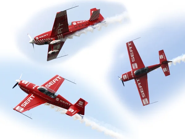 Aircraft in aerobatic flight in the blue skies — Stock Photo, Image