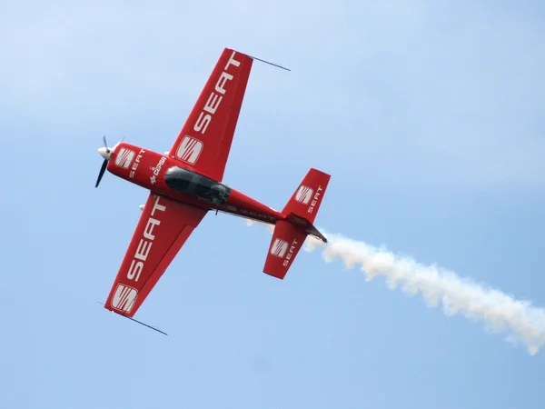 Aviones en vuelo acrobático en el cielo azul —  Fotos de Stock