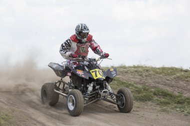 2016 yılında Ukrayna Motocross Şampiyonası. Yarışma sırasında spor Atv motosiklet yarışçısı