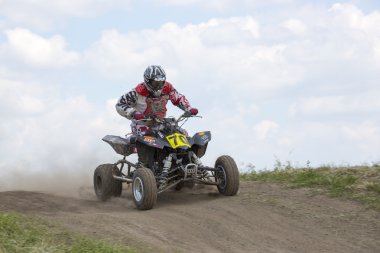 2016 yılında Ukrayna Motocross Şampiyonası. Yarışma sırasında spor Atv motosiklet yarışçısı