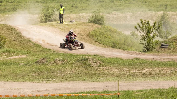 Motorradrennfahrer während des Rennens auf dem Sportatv — Stockfoto