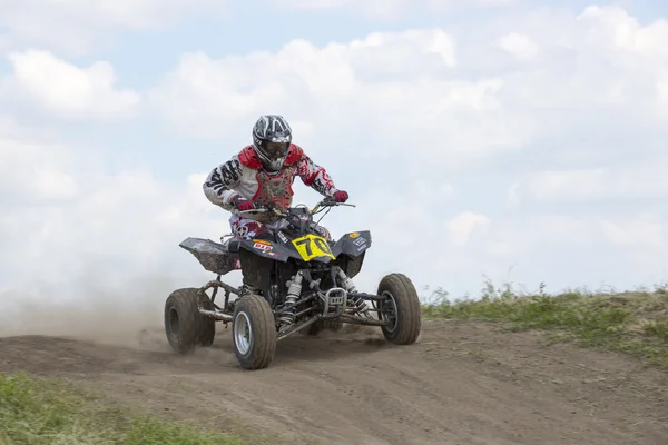 Ukrajina Motocross mistrovství v roce 2016. Motocyklový závodník na sportovní Atv během soutěže — Stock fotografie