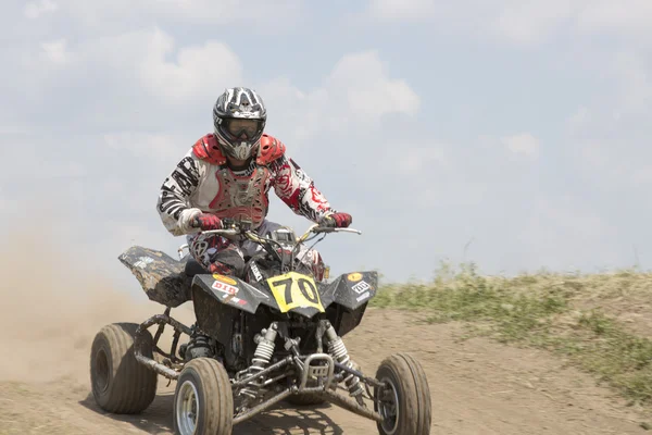 Campeonato de Ucrania de Motocross en 2016. Motociclista en el ATV deportivo durante la competición —  Fotos de Stock