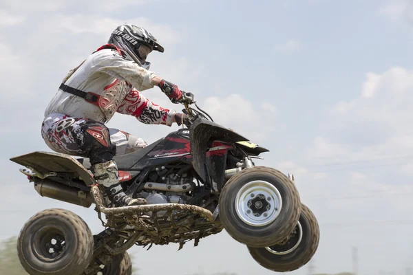 Ukrajna Motocross bajnokság 2016-ban. Ugrás egy quad bikeon közben versenyző. — Stock Fotó