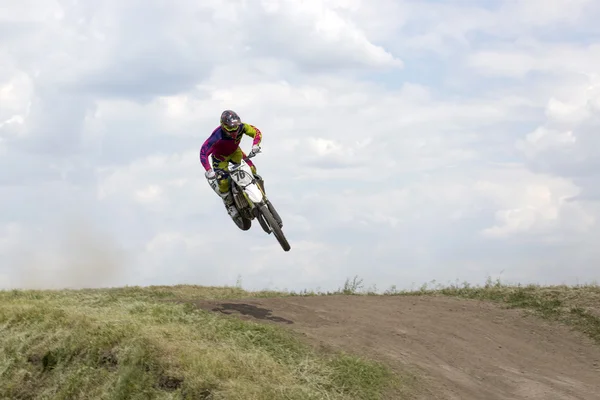 Dnepropetrovsk, Ucrânia, 22 de maio de 2016.Campeonato de Motocross da Ucrânia em 2016. Corrida em bicicletas esportivas . — Fotografia de Stock