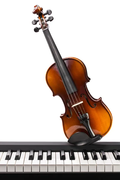 Pianotangenter och violin på en vit bakgrund — Stockfoto