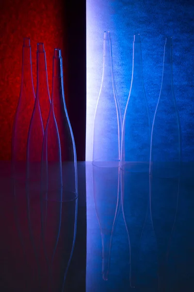 Stilleven Met Glazen Voorwerpen Een Gekleurde Achtergrond — Stockfoto