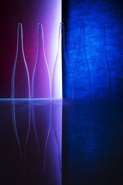 Stilleven Met Glazen Voorwerpen Een Gekleurde Achtergrond — Stockfoto