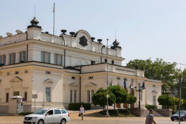 Sofya, Bulgaristan - 09 Ağustos 2017: Sofya 'daki Ulusal Meclis Meydanı. Parlamento binası