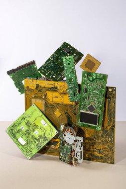 Renkli bir arkaplanda bilgisayar devre kartlarından katlanmış soyut bir figür