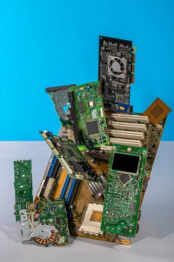 Renkli bir arkaplanda bilgisayar devre kartlarından katlanmış soyut bir figür