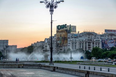 Bükreş, Romanya - 10 Ağustos 2017: Bükreş şehir merkezindeki Unirii Bulvarı manzarası