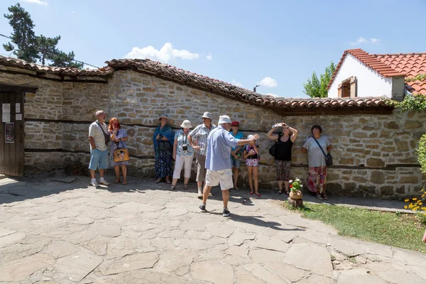 Veliko Tarnovo Bulharsko Srpna 2017 Průvodce Vypráví Turistům Historii Města — Stock fotografie