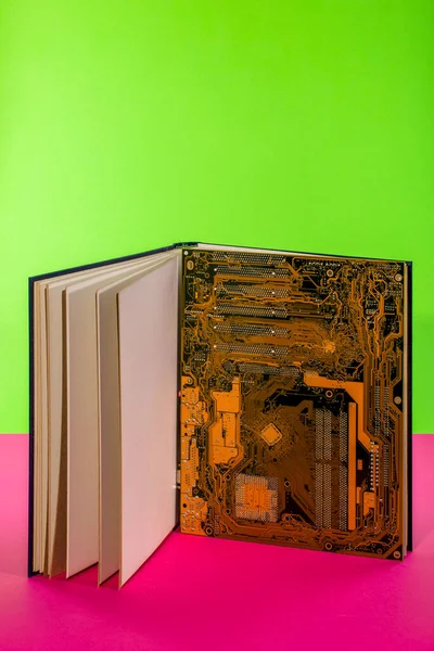 Placă Bază Computer Într Carte Mare Deschisă Fundal Colorat — Fotografie, imagine de stoc