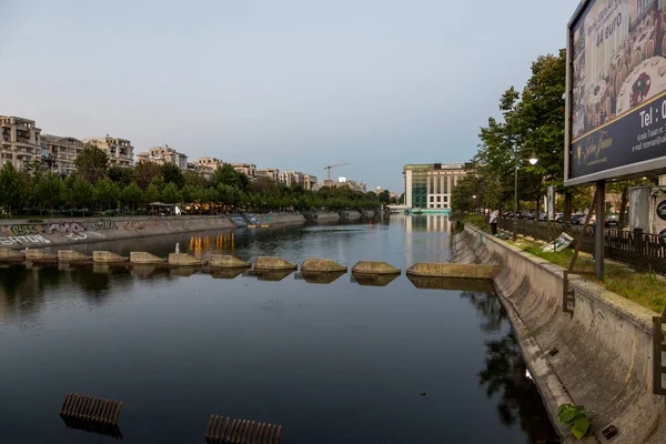 Bucarest Rumania Agosto 2017 Río Dambovita Frente Biblioteca Nacional Rumania — Foto de Stock