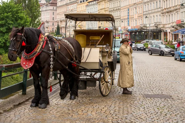 Karlovy Vary Června 2013 Kočár Taxikářem Ulici Karlových Varech — Stock fotografie