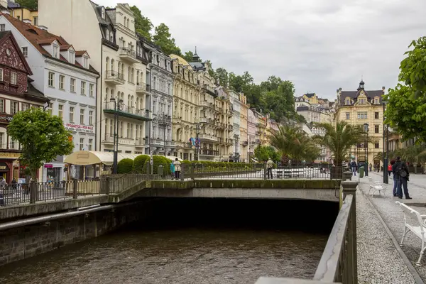 Karlovy Vary Června 2013 Pohled Nábřeží Řeku Teplou Karlových Varech — Stock fotografie