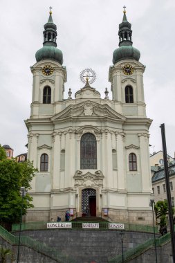 Karlovy Vary, Çek Cumhuriyeti - Haziran 04, 2013: Karlovy Vary, Çek Cumhuriyeti 'ndeki St. Mary Magdalene Kilisesi