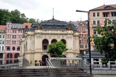 Karlovy Vary, Çek Cumhuriyeti - Haziran 04, 2013: Çek Cumhuriyeti 'nin Karlovy Vary merkezindeki güzel eski binalar