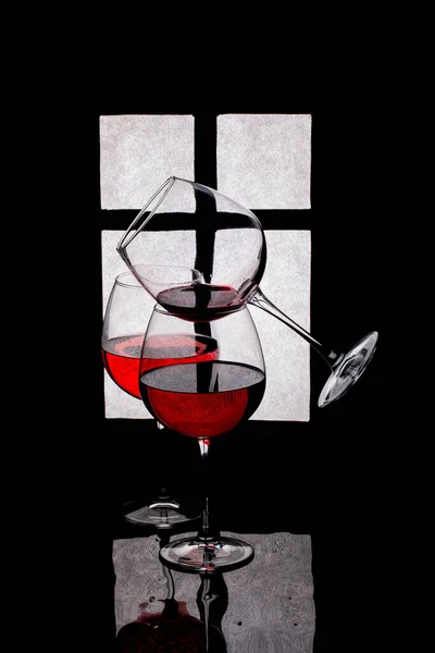 Νεκρή Φύση Γυαλιά Και Κόκκινο Κρασί Στο Φόντο Μιας Σιλουέτας — Φωτογραφία Αρχείου