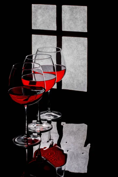 Натюрморт Бокалами Красным Вином Фоне Оконного Силуэта — стоковое фото