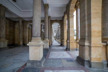 Karlovy Vary, Çek Cumhuriyeti - Haziran 04, 2013: Çek Cumhuriyeti 'nin Karlovy Vary merkezindeki değirmen kolonisi