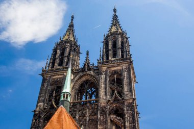 Meissen, Almanya - Haziran 2013: Meissen Katedrali 'nin kuleleri gökyüzüne karşı