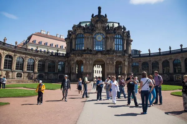 Dresden Alemanha Junho 2013 Grupo Turistas Conjunto Arquitetônico Parque Zwinger — Fotografia de Stock