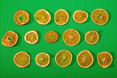 Kurumuş limon, yeşil arka planda yakın plan.