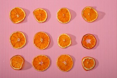 Güneşte kurutulmuş limon. Pembe arka planda yakın plan.