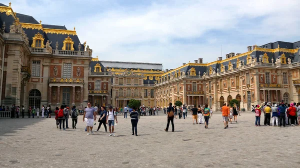 Versailles Frankreich Juni 2013 Menschen Auf Dem Platz Vor Dem — Stockfoto