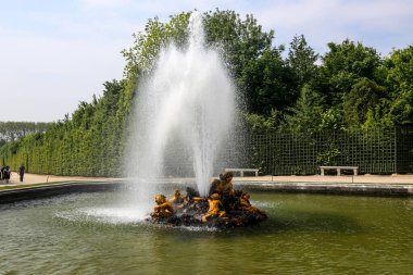 Versailles, Fransa - 8 Haziran 2013: Versailles Sarayı 'nın parkındaki çeşme