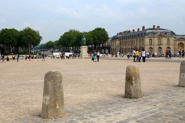 法国凡尔赛 2013年6月8日 凡尔赛宫前的凡尔赛宫广场 — 图库照片