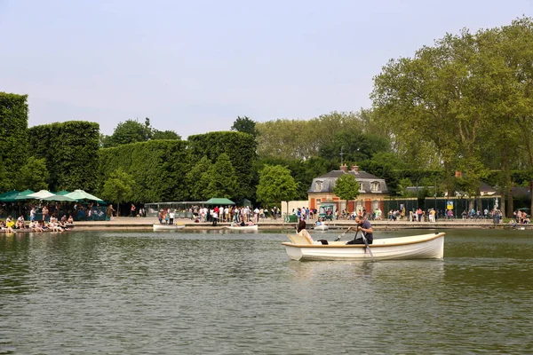 法国凡尔赛宫 2013年6月8日 人们在凡尔赛宫公园坐船 — 图库照片