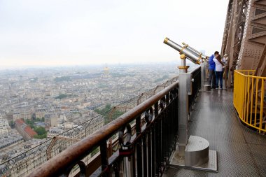 Paris, Fransa - 09 Haziran 2013: Eyfel Kulesi 'nde Teleskop ile gözlem güvertesi