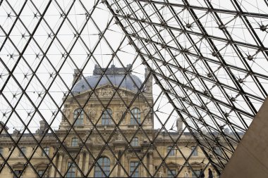 Paris, Fransa - 09 Haziran 2013: Cam piramitten Louvre binasının manzarası