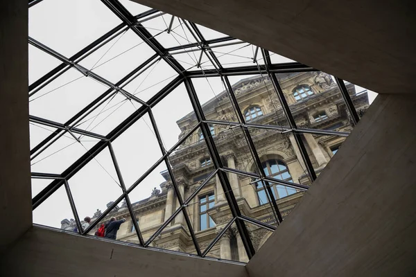 Parijs Frankrijk Juni 2013 Zicht Het Louvre Vanuit Glazen Piramide — Stockfoto