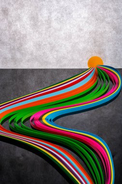 Renkli kağıttan bir figür ile soyut kompozisyon