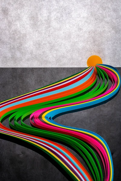 Renkli kağıttan bir figür ile soyut kompozisyon