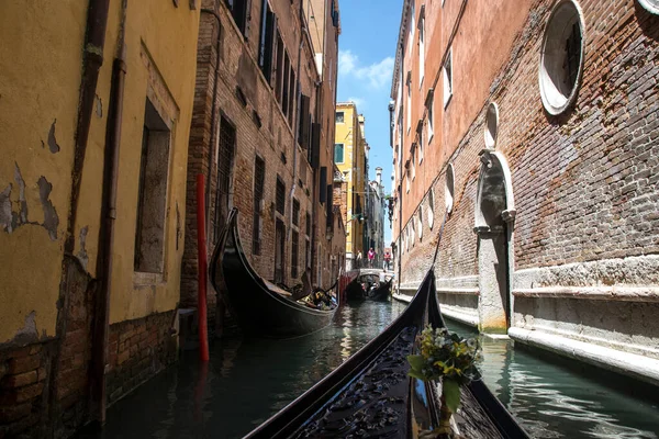 ヴェネツィア イタリア 2013年6月11日 ヴェネツィアの運河を通ってゴンドラに乗る — ストック写真